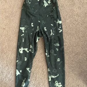 The North Face Green Pattern Print Leggings with pockets SIZE SMALL